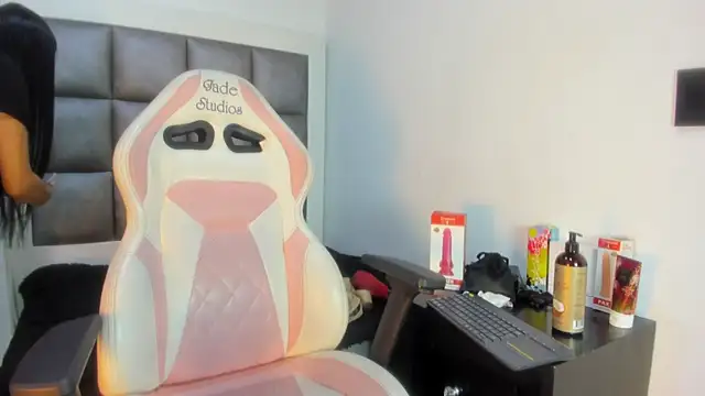 Mia lopez   online show from October 7, 2025, 1:01 pm