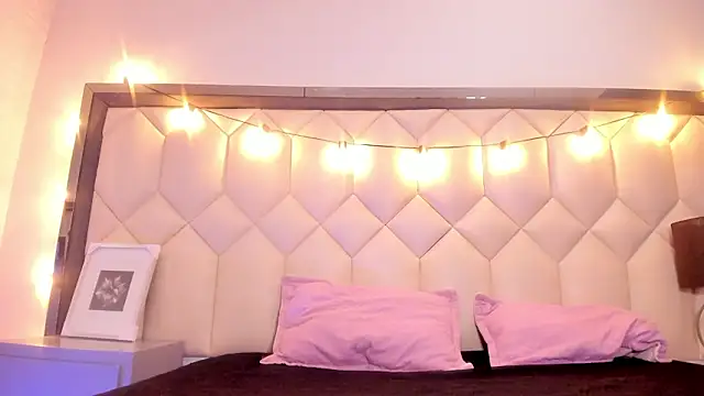 Scarletbigbug online show from February 12, 2026, 12:05 pm