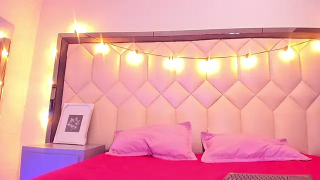 Scarletbigbug online show from February 6, 2026, 11:39 am