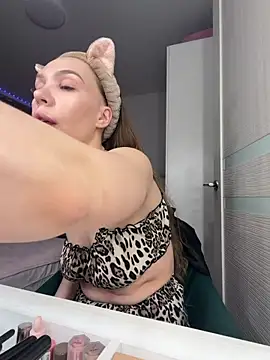 Snapshot of AlysonHuxley_ chatting on February 6, 2026, 12:39 am AlysonHuxley online show from February 6, 2026, 12:39 am