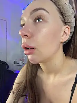 Snapshot of AlysonHuxley_ chatting on February 18, 2026, 3:59 am AlysonHuxley online show from February 18, 2026, 3:59 am