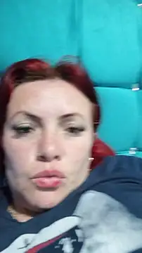 carolinhe  online show from December 1, 2025, 10:10 pm