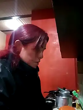 carolinhe  online show from October 21, 2025, 1:32 pm