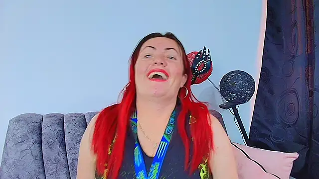 carolinhe  online show from October 10, 2025, 9:04 pm