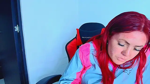 carolinhe  online show from October 29, 2025, 7:46 pm