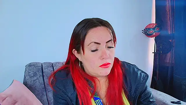 carolinhe  online show from October 8, 2025, 7:25 pm