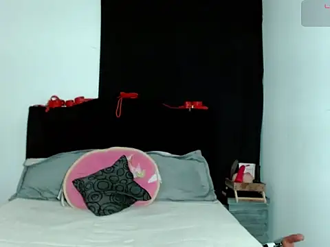 Snapshot of x_isabella_x chatting on December 21, 2025, 10:06 am x isabella x online show from December 21, 2025, 10:06 am