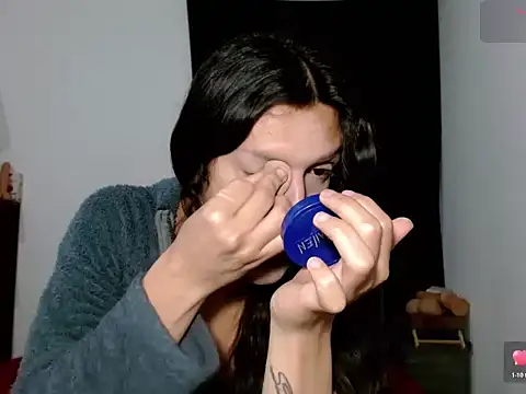 Snapshot of x_isabella_x chatting on December 18, 2025, 11:03 am x isabella x online show from December 18, 2025, 11:03 am