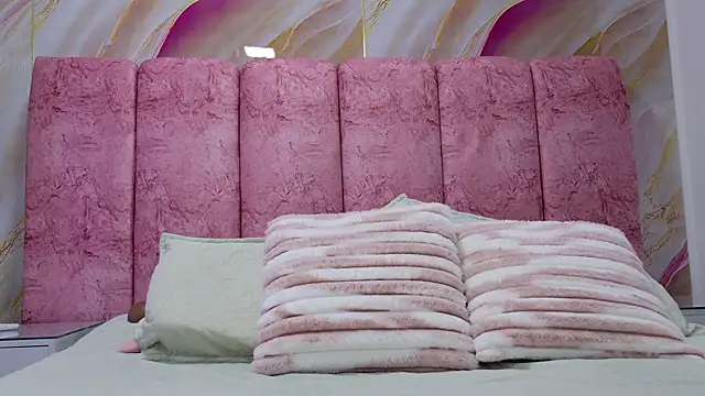 emmacurvy online show from April 11, 2026, 3:03 am