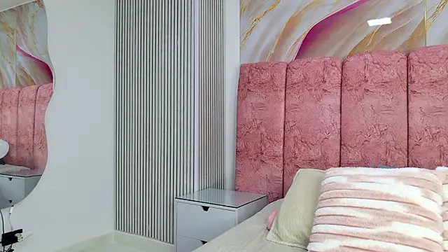 Snapshot of emmacurvy chatting on February 8, 2026, 3:04 am emmacurvy online show from February 8, 2026, 3:04 am