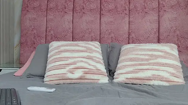 emmacurvy online show from April 10, 2026, 3:57 am