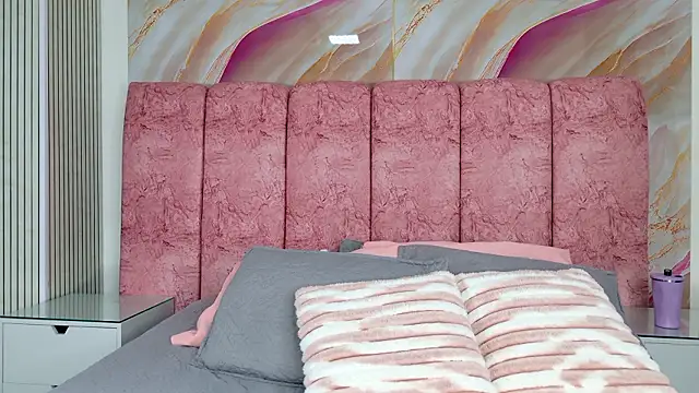 Snapshot of emmacurvy chatting on February 9, 2026, 3:04 am emmacurvy online show from February 9, 2026, 3:04 am