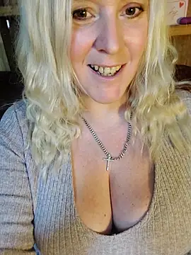 Bouncy-Bella28X online show from November 6, 2025, 12:09 pm