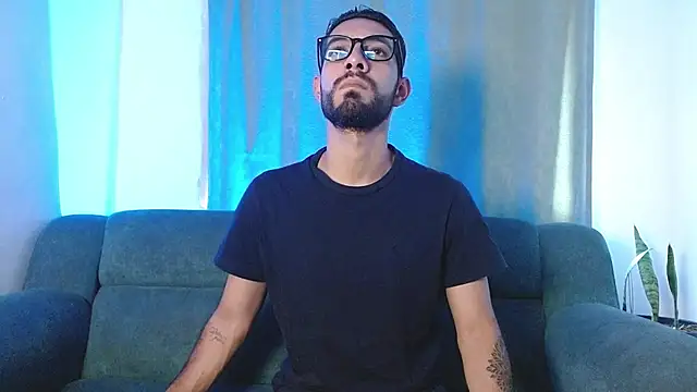 ReyPablo1 online show from October 14, 2025, 9:15 pm