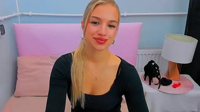 Snapshot of EvetteRose chatting on September 24, 2025, 8:37 pm EvetteRose online show from September 24, 2025, 8:37 pm
