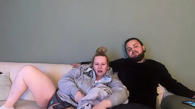 Queenieml online show from November 18, 2025, 6:22 pm