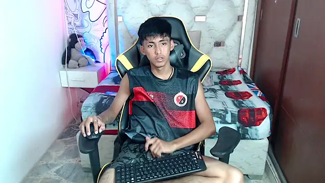 yiisu  online show from October 3, 2025, 6:20 pm