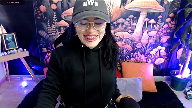 LunaBunny8 online show from November 6, 2025, 3:16 pm