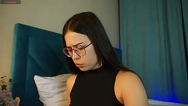 ywixos online show from October 17, 2025, 2:41 pm