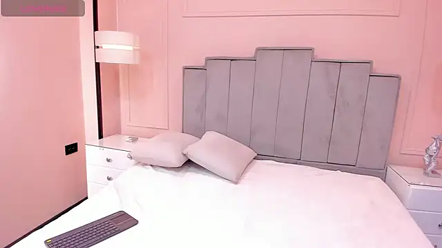 gabriela lux online show from November 19, 2025, 3:23 pm