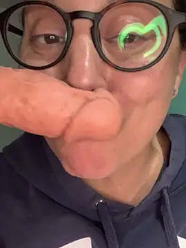 Snapshot of LupeLok chatting on October 8, 2025, 4:03 am LupeLok online show from October 8, 2025, 4:03 am