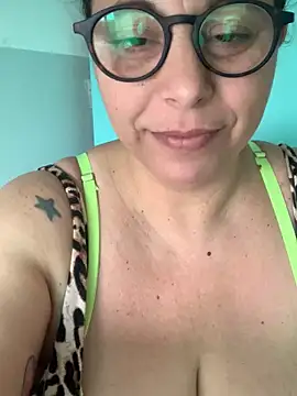 Snapshot of LupeLok chatting on November 6, 2025, 5:17 pm LupeLok online show from November 6, 2025, 5:17 pm