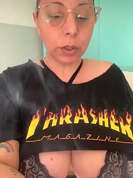 Snapshot of LupeLok chatting on November 23, 2025, 8:08 pm LupeLok online show from November 23, 2025, 8:08 pm