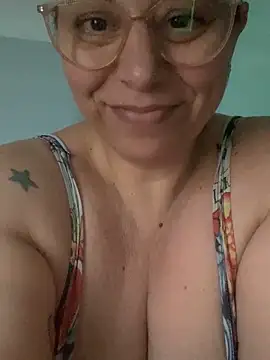 Snapshot of LupeLok chatting on November 15, 2025, 5:39 pm LupeLok online show from November 15, 2025, 5:39 pm