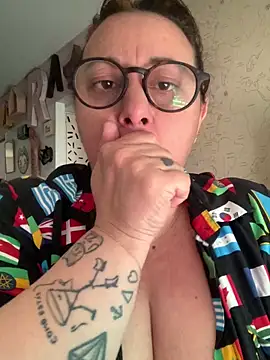 Snapshot of LupeLok chatting on October 21, 2025, 4:28 pm LupeLok online show from October 21, 2025, 4:28 pm