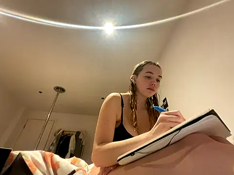 violetcutie online show from October 3, 2025, 7:15 pm