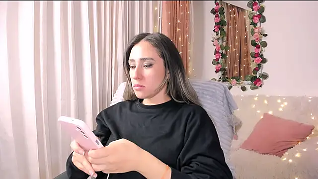 Sara kaic online show from May 19, 2026, 3:24 am