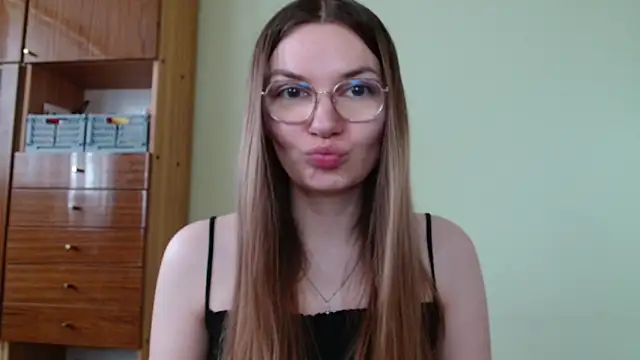 LooveELLYx online show from May 15, 2026, 6:33 am