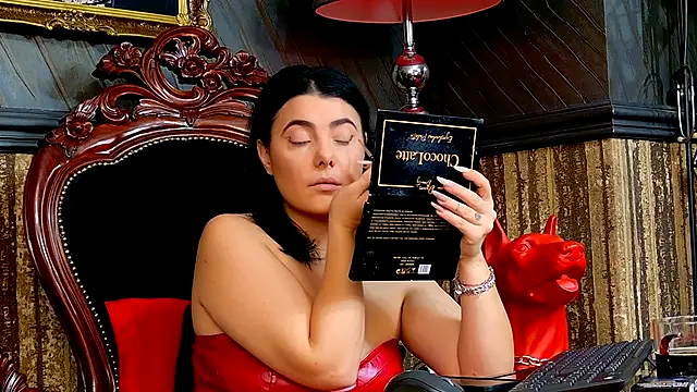 Snapshot of MistressEly chatting on October 19, 2025, 10:40 am MistressEly online show from October 19, 2025, 10:40 am