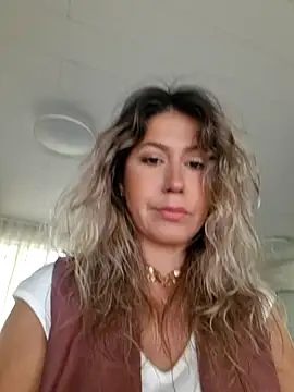Snapshot of CelynaRoss chatting on July 5, 2026, 9:38 am CelynaRoss online show from July 5, 2026, 9:38 am