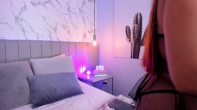 Snapshot of Karlla_Brown chatting on October 29, 2025, 1:32 pm Karlla Brown online show from October 29, 2025, 1:32 pm