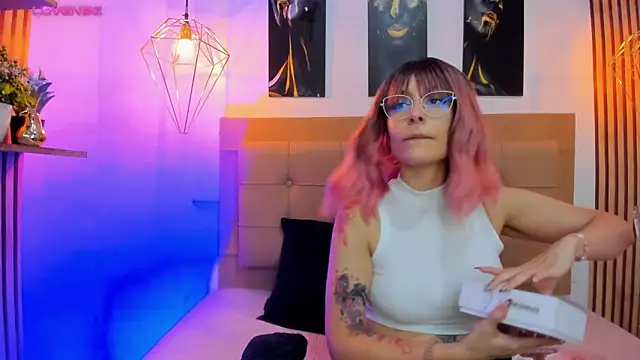 alesziarose online show from November 12, 2025, 7:51 pm