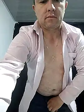 BigCristh79 online show from November 18, 2025, 2:42 pm