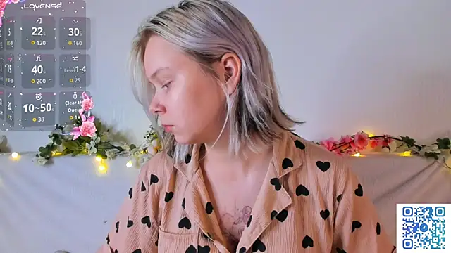 girlllsooft online show from November 7, 2025, 1:43 am