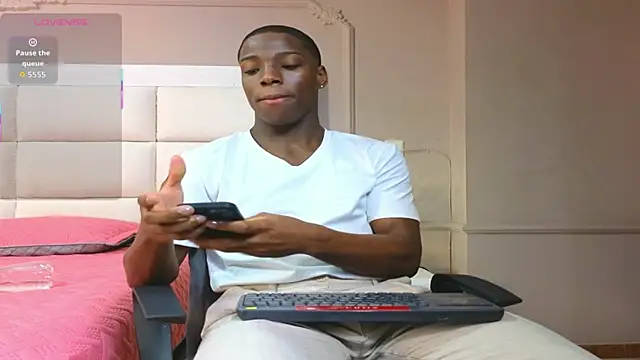 Snapshot of CharlesBrown_ chatting on October 28, 2025, 11:31 am CharlesBrown online show from October 28, 2025, 11:31 am