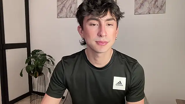sweettaaron01 online show from May 5, 2026, 12:57 am