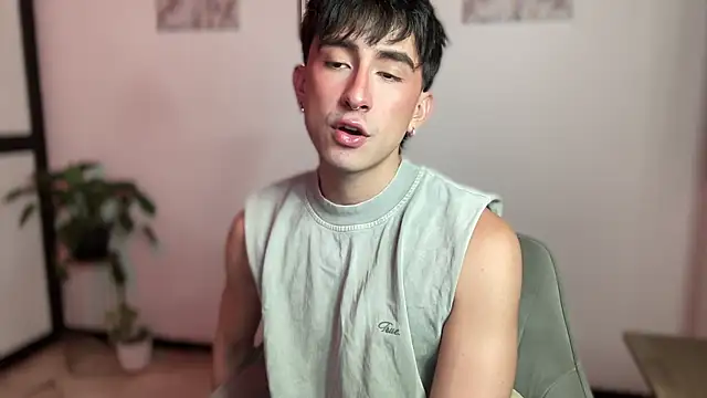 sweettaaron01 online show from May 15, 2026, 11:36 pm
