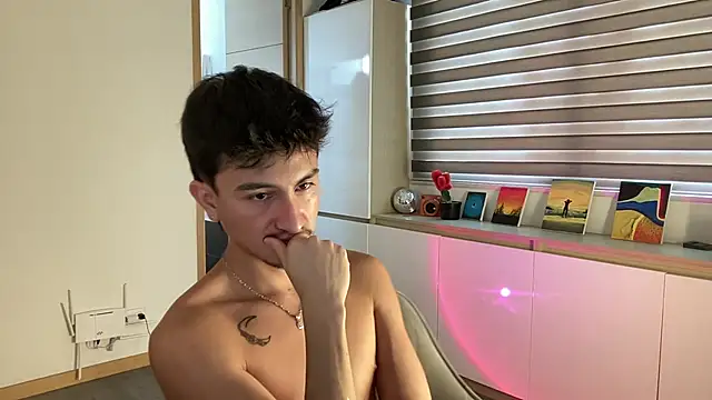 sweettaaron01 online show from December 13, 2025, 8:04 pm