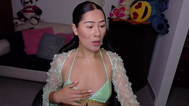 evelyn ch  online show from October 22, 2025, 2:05 pm