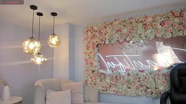 SarahYates online show from April 18, 2026, 4:04 am