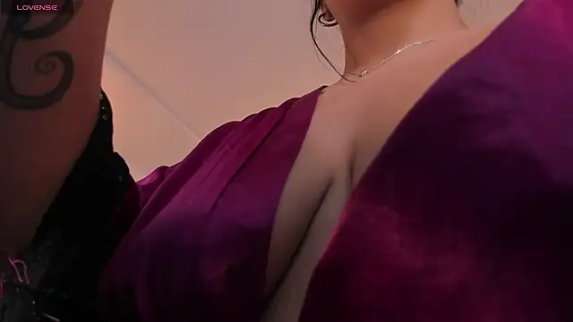 SarahYates online show from March 15, 2026, 4:08 am