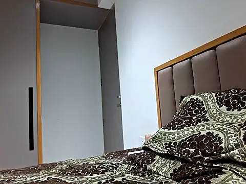 Snapshot of Vince-18 chatting on October 23, 2025, 4:38 pm Vince-18 online show from October 23, 2025, 4:38 pm