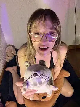 ReenKitty online show from June 12, 2026, 4:21 am