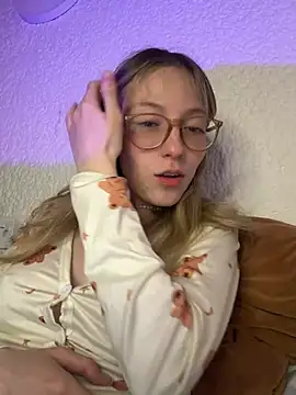 ReenKitty online show from May 22, 2026, 4:54 am