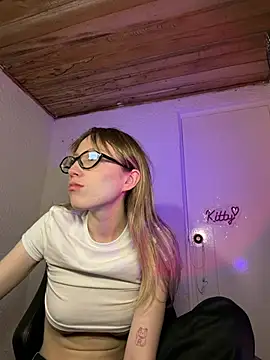 ReenKitty online show from July 18, 2026, 5:27 am