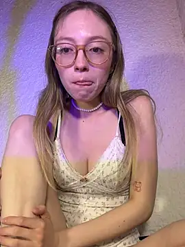 ReenKitty online show from June 13, 2026, 4:54 am